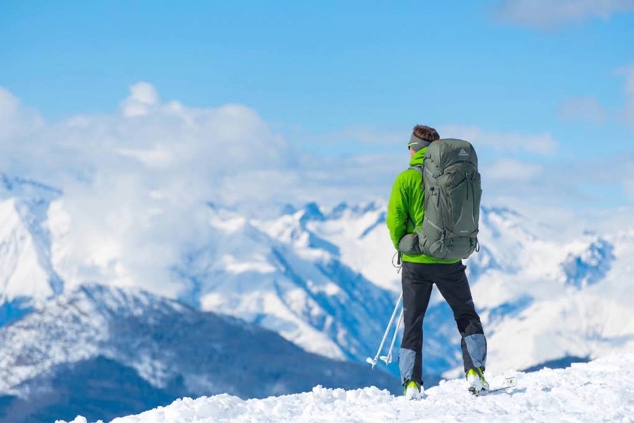 Montañista contemplando la cordillera, con la mochila Gregory Baltoro 65
